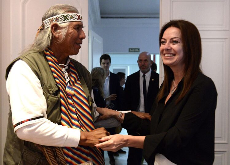 La ministra de Capital Humano, Sandra Pettovello, y la titular del Ministerio de Seguridad de la Nación Argentina, Patricia Bullrich, recibieron al cacique Félix Díaz luego de haberse realizado el levantamiento del acampe ubicado en Plaza de Mayo