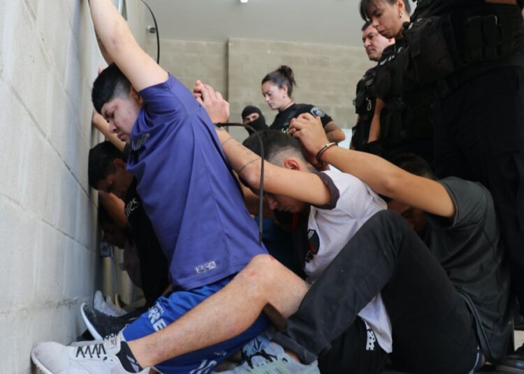 Vaciamiento de comisarías: trasladaron otros 36 detenidos a la cárcel de Las Flores