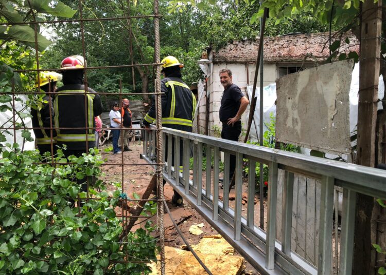 Cañada de Gómez: Cayeron dos árboles de gran porte sobre una vivienda en el sur de la ciudad