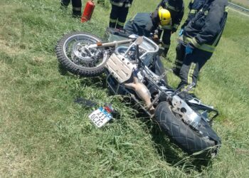 Autopista Rosario/Córdoba: un hombre de 69 años de Monte Buey perdió el control de su moto y cayó sobre el asfalto terminando en el cantero central