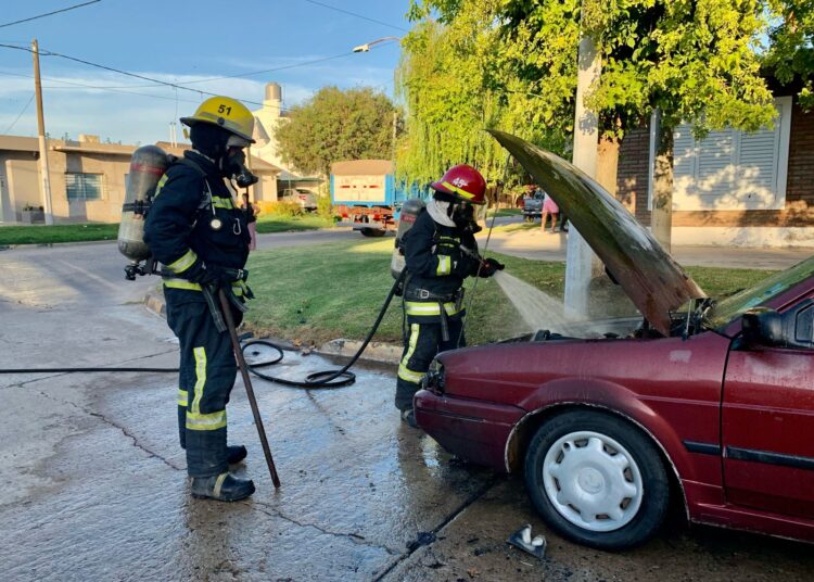 Cañada de Gómez: Incendio de un automóvil en plena vía pública