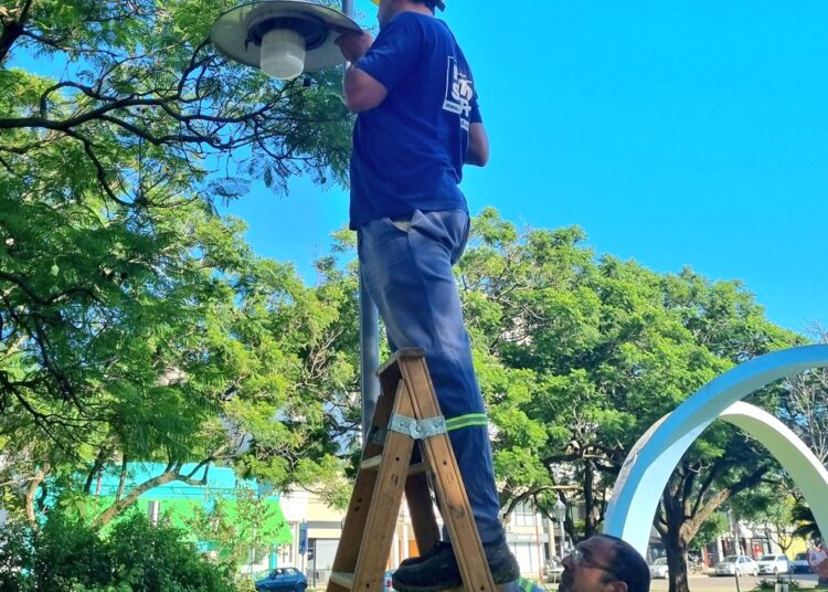 La municipalidad de Cañada de Gómez continúa la reposición de luminarias en espacios públicos