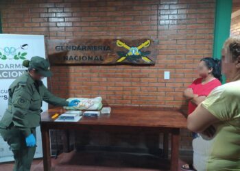 Cubría a su hijo con una manta que ocultaba cocaína