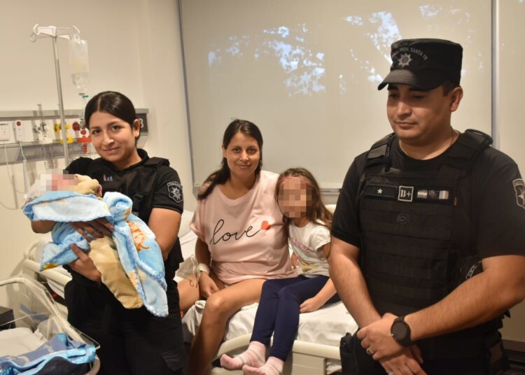 Rosario: dos policías brindaron asistencia en un parto en medio del temporal