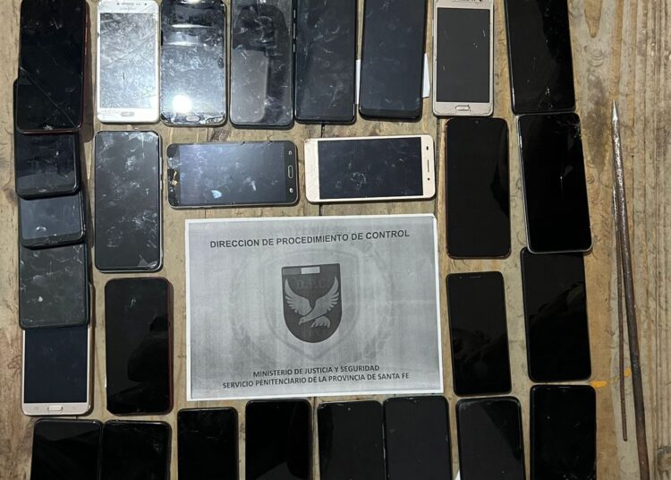 Provincia incautó 26 teléfonos celulares en una requisa en Coronda