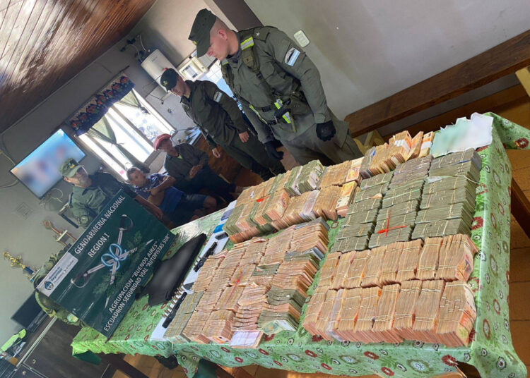 Circulan con más de 44 millones de pesos sin documentación legal