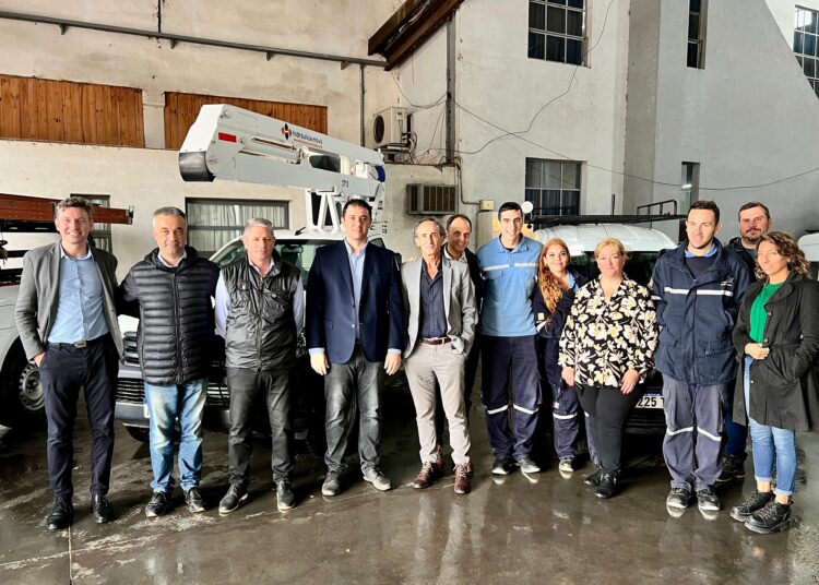 Chale junto a autoridades de la EPE presentaron nuevos vehículos