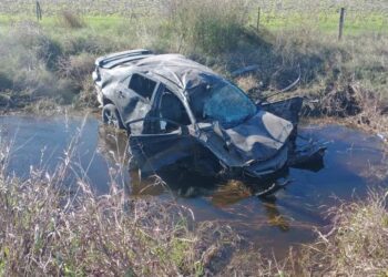 Montes de Oca: Un conductor de automóvil perdió el control volcando y terminando dentro de un zanjón