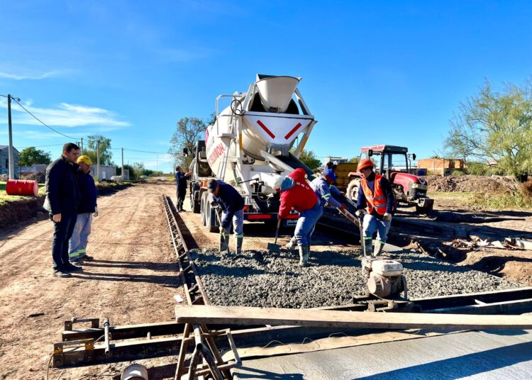El intendente de Cañada de Gómez recorrió avances en la pavimentación de calle Rawson al 100