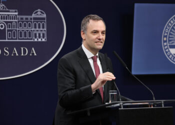 “Nosotros no ocultamos los problemas. Los contamos y los corregimos. Si hay un funcionario que no cumple con las expectativas o que pierde la confianza de su autoridad superior, también es removido”.