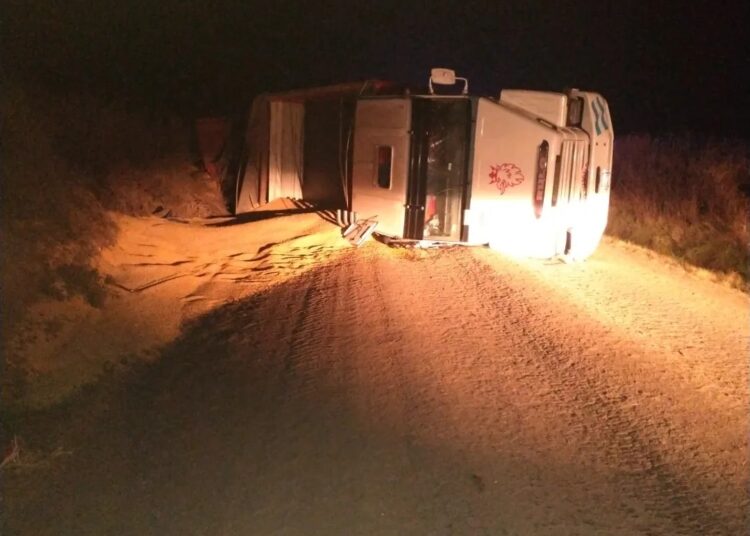 Montes de Oca: vuelco en solitario de un camión chasis y acoplado en zona rural