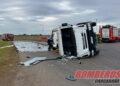 Carcarañá: Un camión de Aguas Santafesinas volcó en la rotonda del acceso al Autopista Rosario-Córdoba
