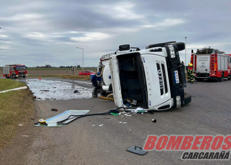 Carcarañá: Un camión de Aguas Santafesinas volcó en la rotonda del acceso al Autopista Rosario-Córdoba