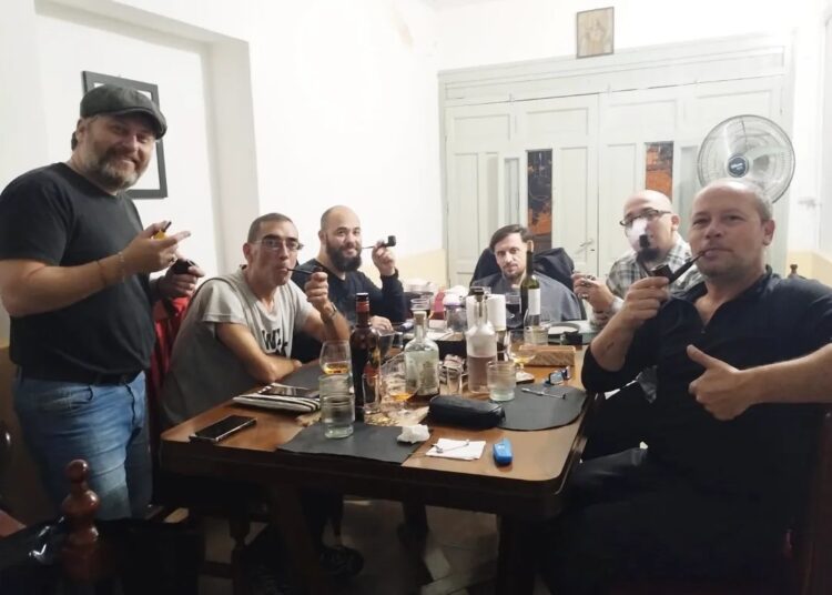 El universo en miniatura de las pipas: Pasión, tradición y hermandad – Por Walter Lavini