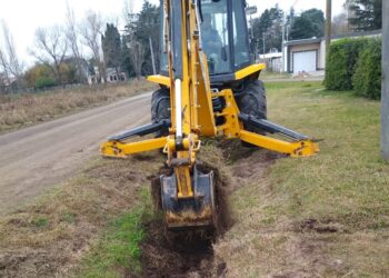 La Municipalidad de Cañada de Gómez continúa con trabajos de mantenimiento de calles con estabilizado, zanjeo y reductores de velocidad