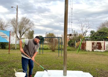 La municipalidad de Cañada de Gómez realiza trabajos de mantenimiento en Plaza Manuel Belgrano