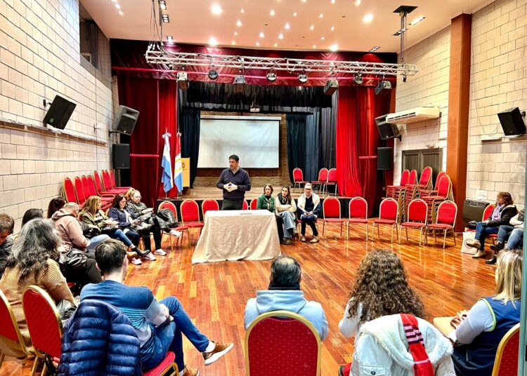 La municipalidad de Cañada de Gómez entregó nuevos aportes del FAE a escuelas