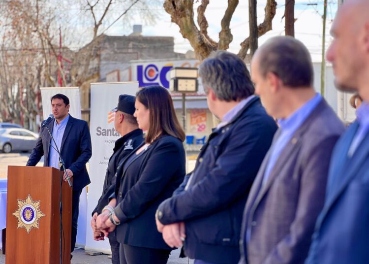 Cañada de Gómez: Chale recibió al ministro de Seguridad provincial para firmar convenio para compra de cámaras y entregaron móviles a la Unidad Regional X