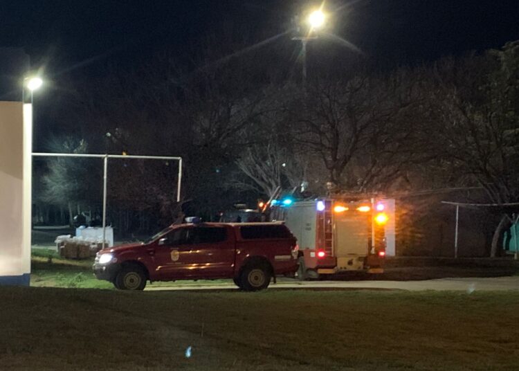 Incendio de la carga de un camión que estaba estacionado en la empresa Mosconi Muebles