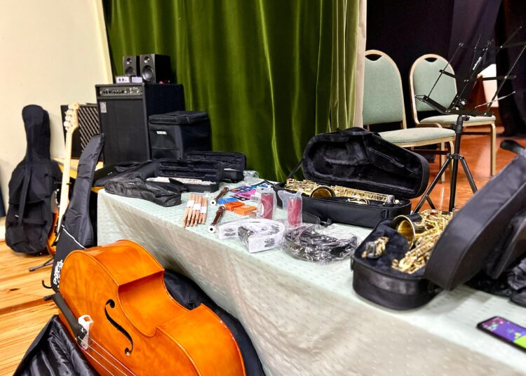 La municipalidad de Cañada de Gómez entregó instrumentos y equipamiento de sonido a la Escuela de Música y Banda Municipal