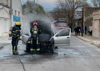 Cañada de Gómez: Principio de incendio de un automóvil en la vía pública