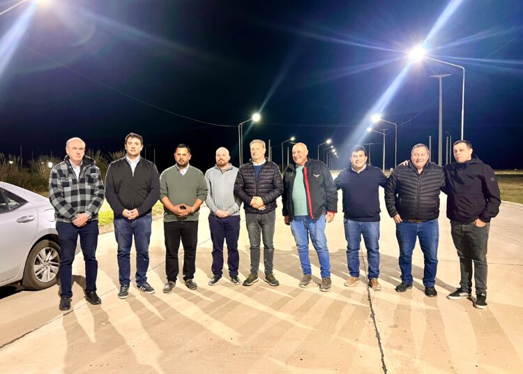 El intendente Matías Chale junto al secretario de Producción habilitaton la iluminación del Parque Industrial 2