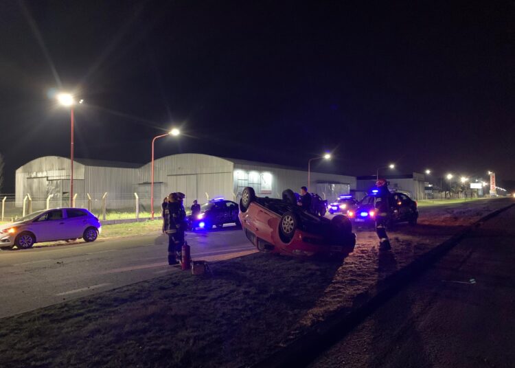 Cañada de Gómez: Un automóvil de Armstrong terminó volcando tras perder el control sobre la ruta