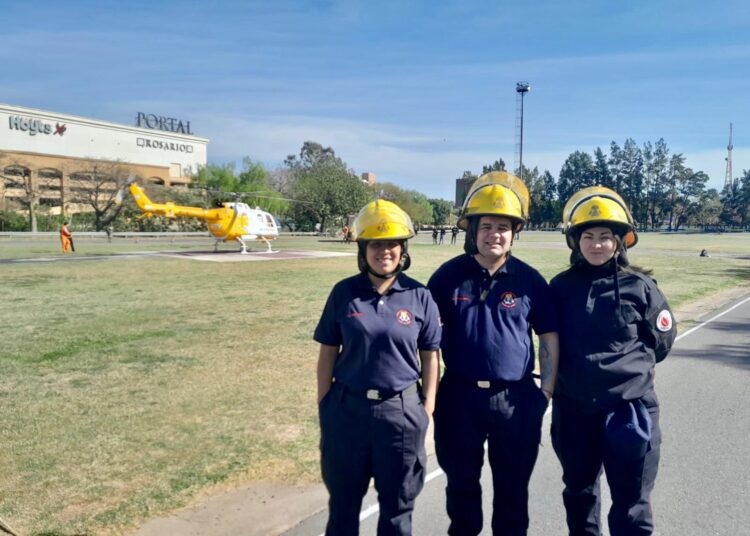 Integrantes del Cuerpo Activo de bomberos de Cañada de Gomez participaron en una jornada de capacitación con el UTV helicóptero sanitario en Rosario