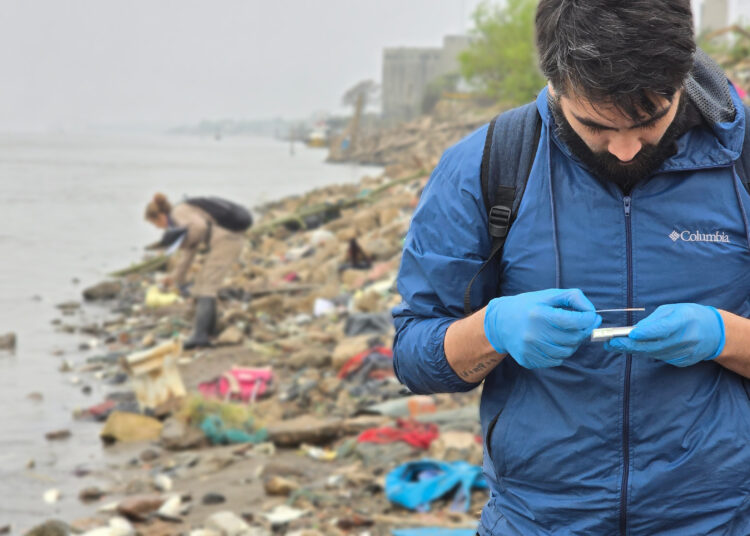 Investigación en curso por mortandad de peces en la costa de Rosario