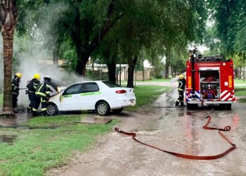 Cañada de Gómez: Se produjo el incendio de un remis