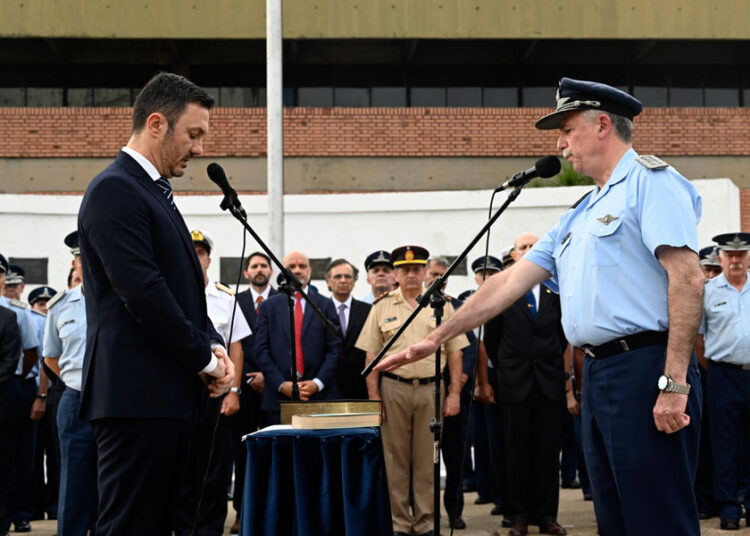 Petri relevó del cargo al Jefe de la Fuerza Aérea, el Brigadier Fernando Mengo