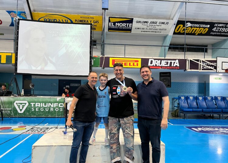 Chale y Rasetto entregaron reconocimiento a Hugo Sconochini