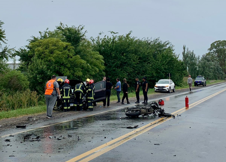 Grave colisión entre un auto y una moto en el kilómetro 374 de la Ruta 9