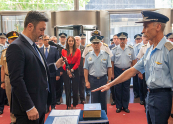 El ministro Petri tomó juramento al nuevo jefe de la Fuerza Aérea