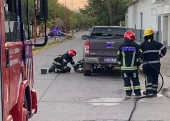 Emergencia en Cañada de Gómez: Bomberos y Policía Actúan Rápidamente Ante Pérdida de GNC en Ford Ranger