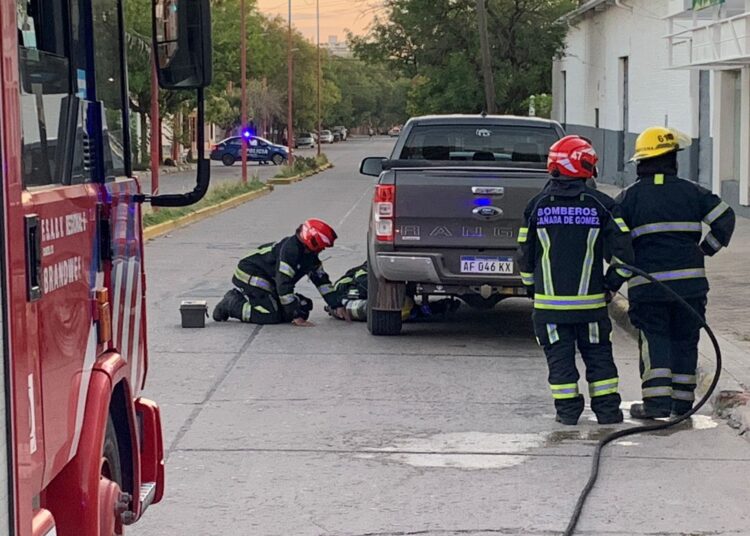 Emergencia en Cañada de Gómez: Bomberos y Policía Actúan Rápidamente Ante Pérdida de GNC en Ford Ranger