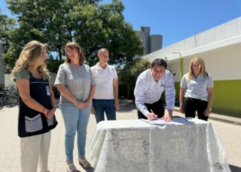 Chale firmó con provincia convenio del Programa “1.000 Aulas”