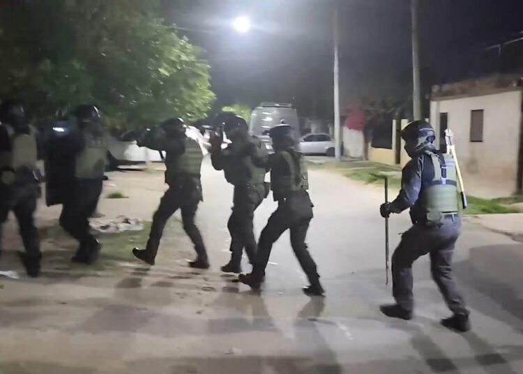 (Video) Rosario: La PDI realizó 12 allanamientos en el marco de la investigación por un homicidio en Barrio Industrial
