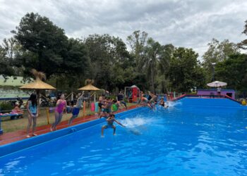Comenzaron las escuelas de verano en las piletas municipales