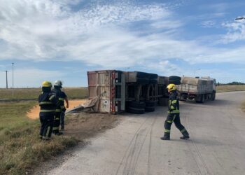 Accidente en Autopista y Acceso a Ruta 91: Volcó un Acoplado de Camión con Maíz