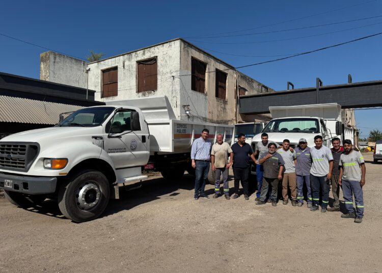 El municipio de Cañada de Gómez recupera dos camiones con caja volcadora para mejorar los servicios públicos