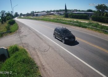 Las cámaras del centro de monitoreo municipal identificaron al vehículo y la policía detuvo al presunto autor del choque e intento de abuso de la ciclista