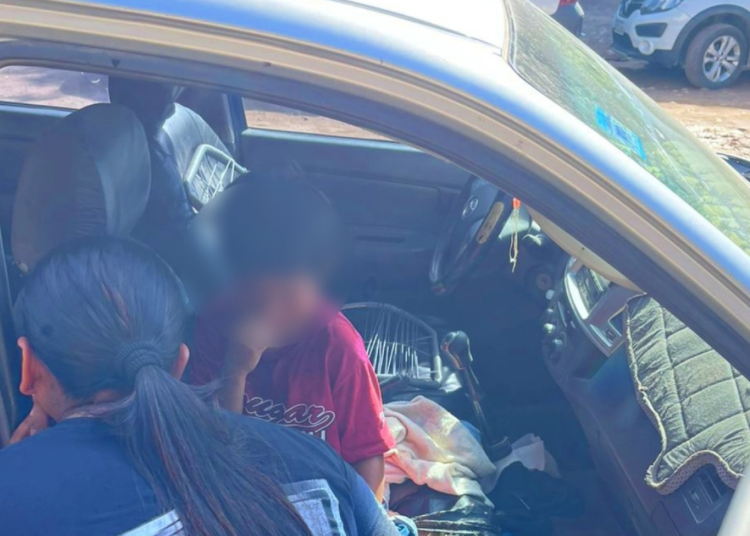 Salta: Gendarmes rescatan y dan contención a dos menores que estaban encerrados dentro de una camioneta por horas