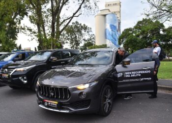 El gobierno santafesino exhibió los vehículos incautados al delito que serán subastados este sábado