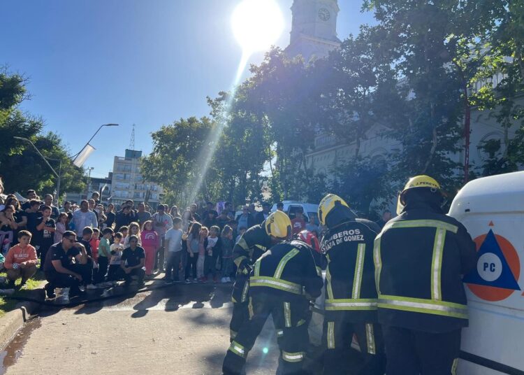 Presentaron nuevos móviles y equipamiento de los bomberos voluntarios en plaza San Martín