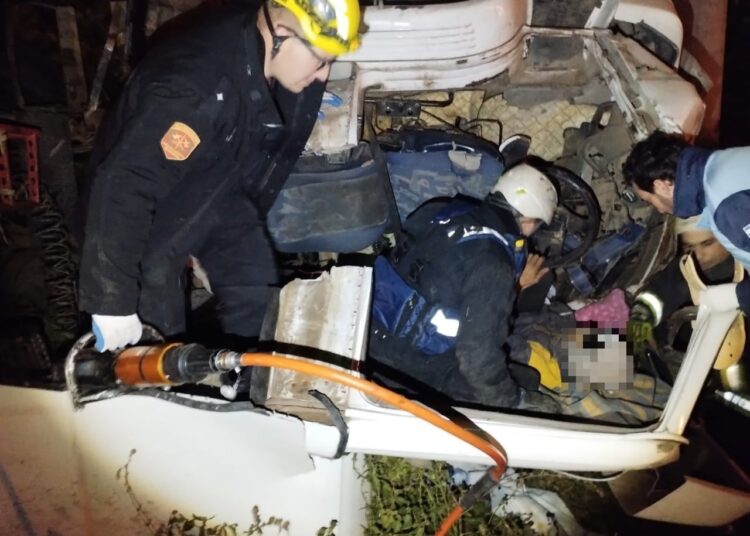 Bomberos Zapadores de Rosario de la DGB rescataron rescataron a una persona atrapada tras accidente de tránsito