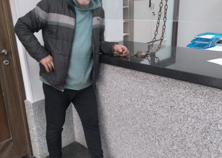 Se encadenó en Tribunales de Cañada de Gómez tras denunciar el robo de ladrillos y connivencia policial