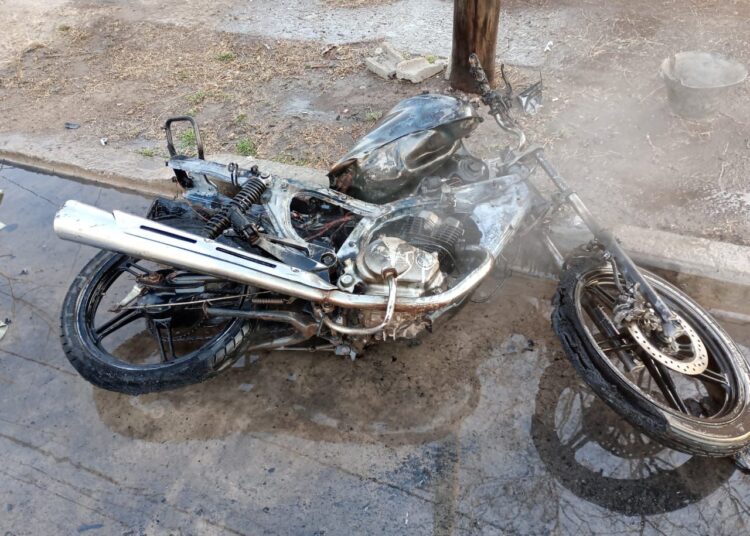 Cañada de Gómez: Bomberos debió extinguir el incendio de una moto en la vía pública