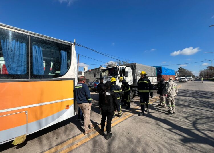 Cañada de Gómez: Accidente entre el colectivo municipal que transportaba alumnos de una escuela primaria y un camión en Ruta 9 y San Martín