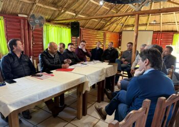 Encuentro provincial de la cadena avícola en Oliveros: “Es una industria que fortalece al interior y genera trabajo genuino”